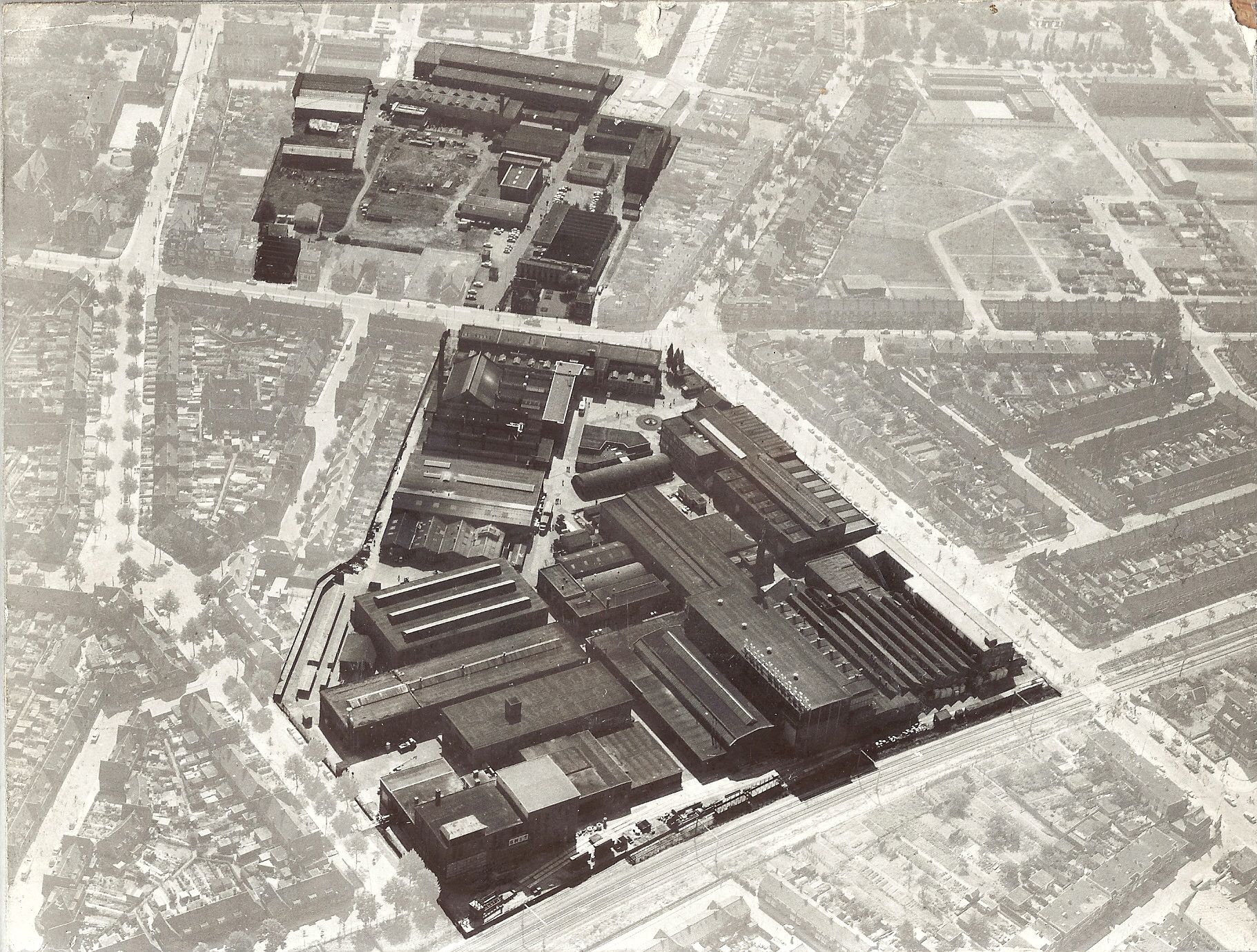 Klik hier om de foto te vergroten Luchtfoto Smit Transformatoren (Noord), Smit Ovens en Smit Draad 1965